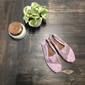 ✨Toms Crochet Lace Lavender Slip ons sz 7.5